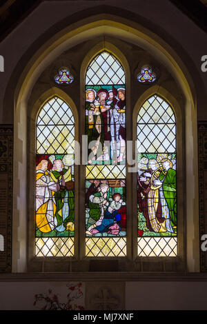 'L'annonciation' vitrail par Edward Burne-Jones et William Morris la Vierge Mary Church Avenue Connaught Frinton and-sur Sea Essex Banque D'Images