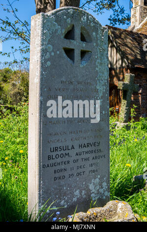 Pierre tombale d'Ursula Bloom, romancier, 1892-1984, et sa mère Marie, Sainte Marie la Vierge, l'Église, l'avenue Connaught Frinton and-on-Sea, Essex, Angleterre Banque D'Images