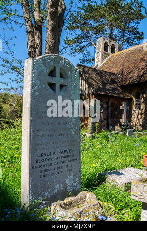 Pierre tombale d'Ursula Bloom, romancier, 1892-1984, et sa mère Marie, Sainte Marie la Vierge, l'Église, l'avenue Connaught Frinton and-on-Sea, Essex, Angleterre Banque D'Images