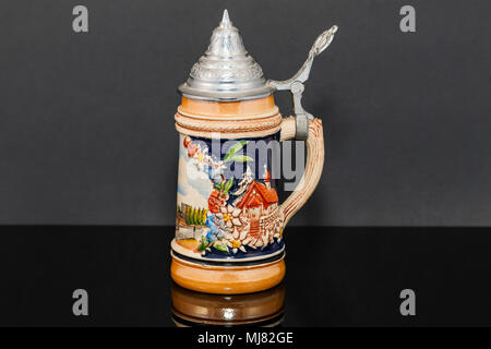 Le côté gauche d'une bière allemande stein souvenir de 1950 Banque D'Images