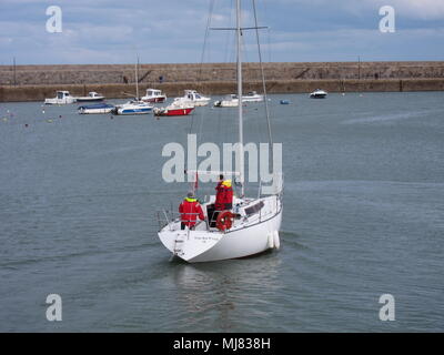 BINIC, FRANCE-04 AVRIL,2016 : voile dans le port en Bretagne Banque D'Images