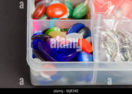 Beaucoup de boutons en plastique de couleur multiples utilisé pour créer des bijoux Banque D'Images