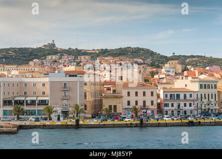 La Maddalena village vu de l'eau dans l'île de La Maddalena, en Sardaigne, Italie, vous arrivez cette île avec le ferry de Palua sur l'italien isla Banque D'Images