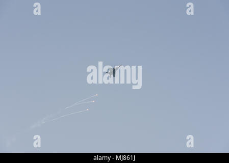 Israël, Tel Aviv - 19 Avril 2018 : Célébration du 70e jour de l'indépendance d'Israël - Yom Ha'atsmaout - airshow de de l'air israélienne - F-1 Banque D'Images