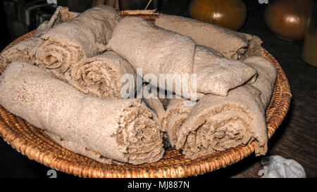 L'injera, crêpe de teff repas traditionnel de la cuisine éthiopienne, Asmara, Erythrée Banque D'Images