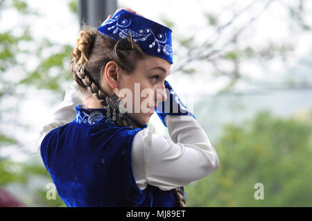 Danseur tatar de Crimée en costume national pour préparer les concerts, s'habiller et maquiller. La célébration de Hidirellez. Avril 23,2018. Kiev,Ukraine Banque D'Images