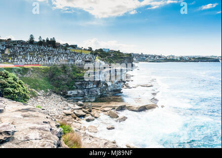 Un cimetière sur le front de mer, avec des éboulis et des rochers en dessous le long de la célèbre plage de Bondi à Coogee à pied, Sydney New South Wales, Australie. Banque D'Images