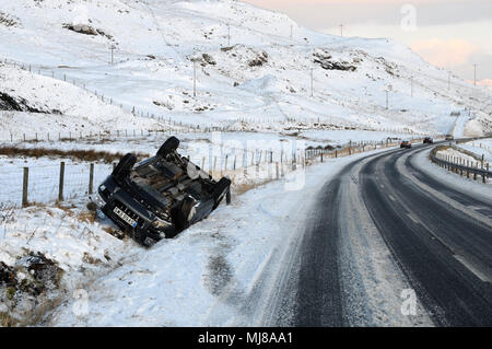 4x4 s'est écrasé dans un fossé dans la neige sur une route principale Banque D'Images