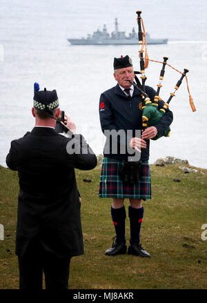 Le cornemuseur-major Neil MacTaggart, à partir de la bande de la Communauté d'Islay, joue au cours d'un service au moment de l'Amérique au Mull d'Oa sur Islay, à se souvenir de quelque 700 soldats de la Première Guerre mondiale qui ont perdu la vie dans le naufrage de deux bateaux au large de la côte de la petite île écossaise. Banque D'Images