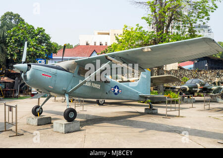 US Air Force Cessna U.17 reconnaissance de la guerre du Vietnam à l'affiche au Musée des débris de guerre, Ho Chi Minh City, Vietnam. Banque D'Images