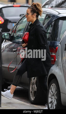 Caroline Flack chefs à la salle de sport portant un imperméable Burberry et lunettes Ray-Ban Aviator et portant un sac à main Gucci avec : Caroline Flack Où : London, Royaume-Uni Quand : 03 Avr 2018 Crédit : WENN.com Banque D'Images