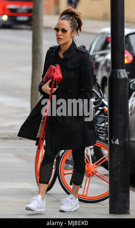 Caroline Flack chefs à la salle de sport portant un imperméable Burberry et lunettes Ray-Ban Aviator et portant un sac à main Gucci avec : Caroline Flack Où : London, Royaume-Uni Quand : 03 Avr 2018 Crédit : WENN.com Banque D'Images