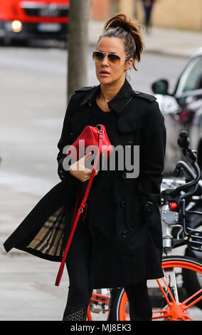 Caroline Flack chefs à la salle de sport portant un imperméable Burberry et lunettes Ray-Ban Aviator et portant un sac à main Gucci avec : Caroline Flack Où : London, Royaume-Uni Quand : 03 Avr 2018 Crédit : WENN.com Banque D'Images