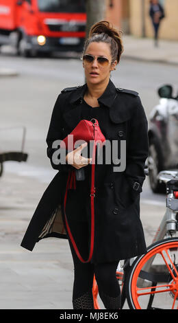 Caroline Flack chefs à la salle de sport portant un imperméable Burberry et lunettes Ray-Ban Aviator et portant un sac à main Gucci avec : Caroline Flack Où : London, Royaume-Uni Quand : 03 Avr 2018 Crédit : WENN.com Banque D'Images