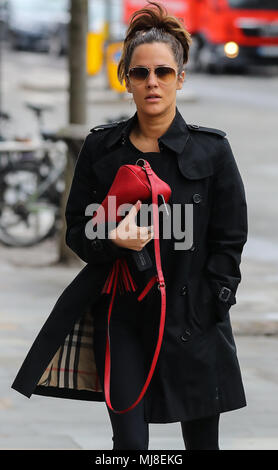 Caroline Flack chefs à la salle de sport portant un imperméable Burberry et lunettes Ray-Ban Aviator et portant un sac à main Gucci avec : Caroline Flack Où : London, Royaume-Uni Quand : 03 Avr 2018 Crédit : WENN.com Banque D'Images