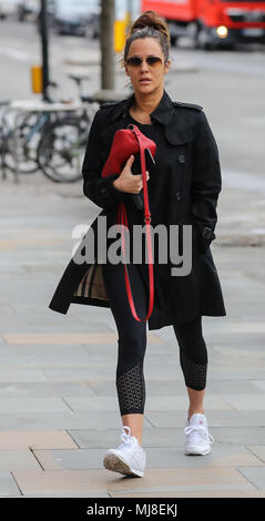 Caroline Flack chefs à la salle de sport portant un imperméable Burberry et lunettes Ray-Ban Aviator et portant un sac à main Gucci avec : Caroline Flack Où : London, Royaume-Uni Quand : 03 Avr 2018 Crédit : WENN.com Banque D'Images