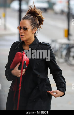 Caroline Flack chefs à la salle de sport portant un imperméable Burberry et lunettes Ray-Ban Aviator et portant un sac à main Gucci avec : Caroline Flack Où : London, Royaume-Uni Quand : 03 Avr 2018 Crédit : WENN.com Banque D'Images