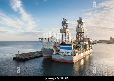 Santa Cruz de Tenerife, Canaries, Espagne - Décembre 11, 2016 : les navires de forage DS et DS 5 ENSCO 4 dans le port de Santa Cruz de Tenerife, peut Banque D'Images