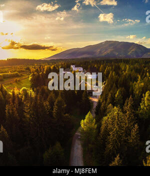 Coucher du soleil au-dessus d'un petit village situé dans la région de hautes montagnes Tatras Banque D'Images