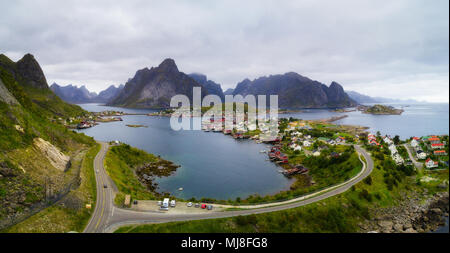 Mont Olstind et Reine village de pêcheurs sur les îles Lofoten Banque D'Images