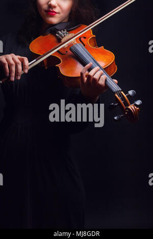 Concept musical. Une femme est au violon. L'accent sur le violon Banque D'Images