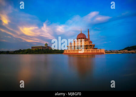 Coucher du soleil à Mosquée Putra et lac Putrajaya en Malaisie Banque D'Images