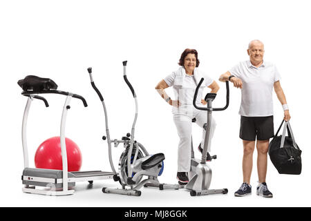 Femme mature et un homme mûr avec l'exercice de machines virtuelles isolé sur fond blanc Banque D'Images