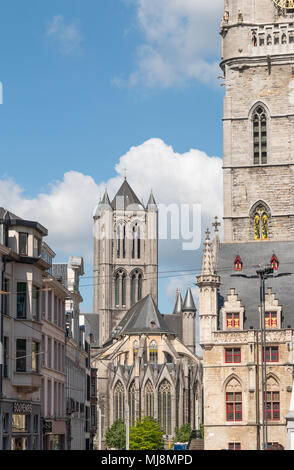 Gand, Belgique - Mai 4, 2018 : vue sur le Beffroi et l'église St Michael Banque D'Images