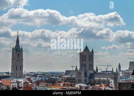 Gand, Belgique - Mai 4, 2018 : paysage urbain avec St cathédrale Saint-Bavon Banque D'Images