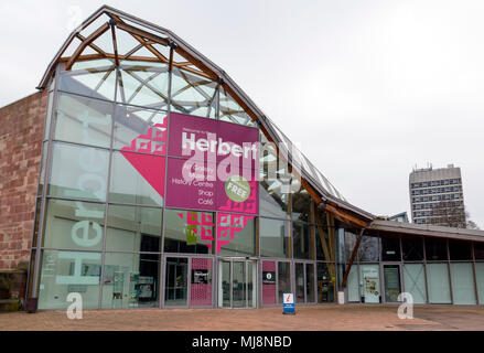 Coventry, West Midlands, Royaume-Uni - 7 Avril 2018 : Entrée de Herbert Art Gallery and Museum de Coventry sur un jour nuageux Banque D'Images