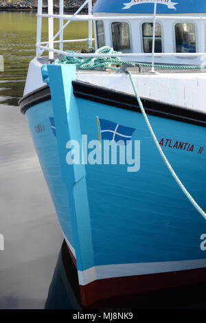 Vieux bateau de pêche Shetland Shetland avec le drapeau peint sur la proue Banque D'Images