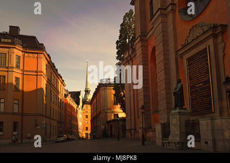 L'ombre et la lumière se reflète sur les bâtiments historiques à Gamla Stan, la vieille ville de Stockholm, Suède Banque D'Images