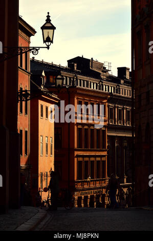 L'ombre et la lumière se reflète sur les bâtiments historiques à Gamla Stan, la vieille ville de Stockholm, Suède Banque D'Images