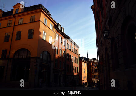 L'ombre et la lumière se reflète sur les bâtiments historiques à Gamla Stan, la vieille ville de Stockholm, Suède Banque D'Images