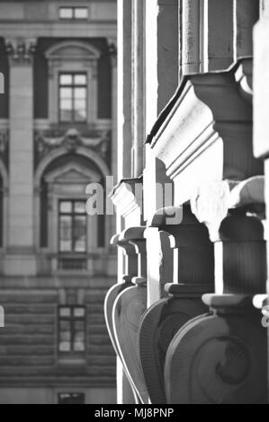 L'ombre et la lumière se reflète sur les bâtiments historiques à Gamla Stan, la vieille ville de Stockholm, Suède Banque D'Images