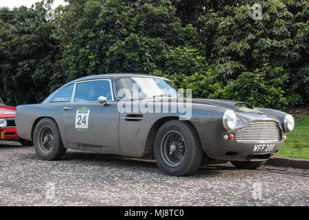 1960 Aston Martin DB4 Voiture de sport britannique classique hors-jeu avant de pilotes droite vue de côté 1960 Aston Martin DB4 de David Brown classic british ri Banque D'Images