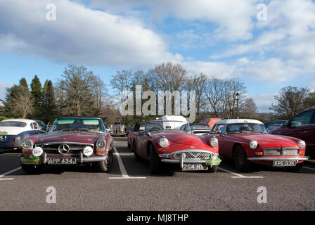 Mercedes Benz Daimler Dart et MGB Sports Cars vue avant du marron 1970 Mercedes Benz 280SL 1960 Daimler SP250 Dart Rouge Rouge et Blanc 1972 MGB Roadst Banque D'Images