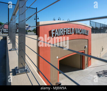 Fairfield-Vacaville train Station est une installation ferroviaire de voyageurs à Fairfield, en Californie, inaugurée le 19 avril 2018 après un projet de quatre ans de 37,5 millions de dollars. L'image d'archives documente la structure de la station achevée pendant l'événement de dédicace, soulignant sa fonction de liaison de transit entre le comté de Solano, la base aérienne de Travis et la région de la baie. Banque D'Images