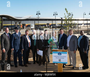 Fairfield-Vacaville train Station est une installation ferroviaire de banlieue dans le comté de Solano reliant les passagers régionaux avec la base aérienne Travis et les systèmes de transport en commun de la région de Bay Area. L'image d'archives montre des dirigeants et des officiels civiques posant lors de la cérémonie d'inauguration du 19 avril 2018. Banque D'Images