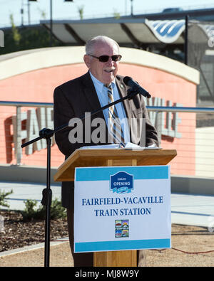 Fairfield-Vacaville train Station est un projet de train de banlieue du comté de Solano conçu pour relier le transport en commun local à la base aérienne Travis et à la région de la baie. L'image d'archives montre un fonctionnaire municipal qui a utilisé un sifflet de chef d'orchestre lors de la cérémonie d'inauguration du 19 avril 2018. Banque D'Images