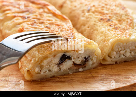 Crêpes farcies au fromage blanc et raisins secs Banque D'Images