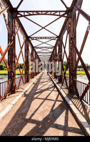 Le Pont du Garrit est un pont historique, enjambant la rivière Dordogne près de St Cyprien, Périgord Noir, France Banque D'Images