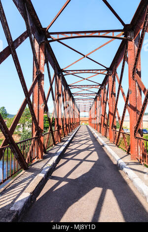 Le Pont du Garrit est un pont historique, enjambant la rivière Dordogne près de St Cyprien, Périgord Noir, France Banque D'Images