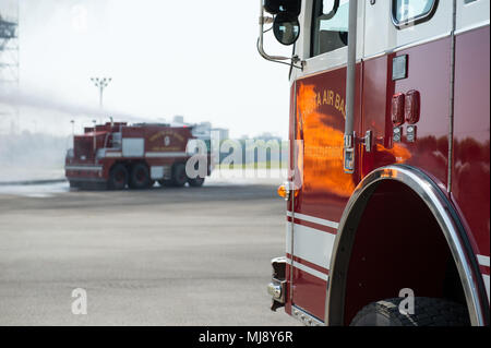 La pratique du spectacle l'incendie avec le 374e Escadron de génie civile fire apparatus à Yokota Air Base, Japon ; le premier arrêt de l'assemblée annuelle de l'USO Tour Vice-président, le 22 avril 2018. Le comédien Jon Stewart, de musique country Craig Morgan, célèbre chef Robert Irvine, combattants professionnels Max "béni" Holloway et Paige VanZant, Légende de la NBA et Richard "Rip" Hamilton va rejoindre le général Selva sur une tournée à travers le monde comme ils visitent les membres en service à l'étranger pour les remercier de leur service et sacrifice. (DoD Photo par le sgt de l'armée américaine. James K. McCann) Banque D'Images