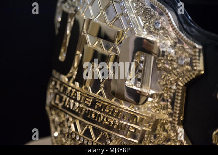 UFC champion poids plume Max 'bénis' Holloway effectue un spectacle de variétés USO à Yokota Air Base, Japon ; le premier arrêt de l'assemblée annuelle de l'USO Tour Vice-président, le 22 avril 2018. Le comédien Jon Stewart, de musique country Craig Morgan, célèbre chef Robert Irvine, combattants professionnels Max "béni" Holloway et Paige VanZant, Légende de la NBA et Richard "Rip" Hamilton va rejoindre le général Selva sur une tournée à travers le monde comme ils visitent les membres en service à l'étranger pour les remercier de leur service et sacrifice. (DoD Photo par le sgt de l'armée américaine. James K. McCann) Banque D'Images