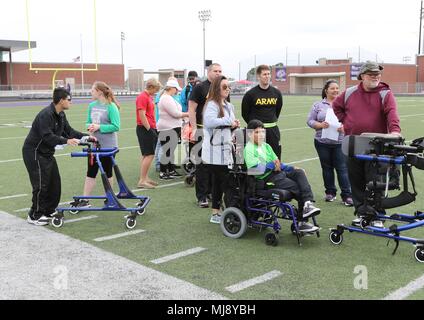 Le capitaine de réserve de l'ARMÉE AMÉRICAINE Michael Havro et le Sgt John Barrington, avec le Mobile 211e Détachement des affaires publiques, bénévole pendant les Jeux Olympiques Spéciaux Texas Jeux de Printemps à College Station, Texas, le 21 avril 2018. Special Olympics Texas fait partie des Jeux Olympiques spéciaux, la plus importante organisation de sport pour les enfants et adultes handicapés, avec l'année de compétitions locales et régionales. L'Armée (photo par le Sgt. Camacho Roberts/libérés) Banque D'Images