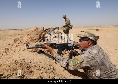 1er danois Le Lieutenant Marc effectue un bon maintien des chèques avec l'Irak, les membres de la force de garde affecté à la 1ère compagnie, 3e Bataillon, 4e Brigade, au camp Al Asad, l'Iraq, le 19 avril 2018. Le programme lors de l'amélioration de la capacité des partenaires nationaux comprend : le leadership, l'éthique et droit de la guerre et des instructions de formation. De plus, les recrues sont enseignées la navigation terrestre, la formation médicale de base, les compétences de l'infanterie et des petites unités tactiques. (U.S. Photo de l'armée par la CPS. Zakia gris) Banque D'Images