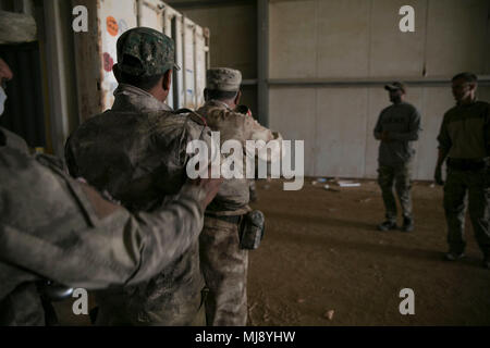 Le Sgt danois. 1re classe David observe les membres de la force de garde-frontières iraquiennes, affecté à la 1ère compagnie, 3e Bataillon, 4e Brigade, dans le prix d'une autorisation au camp Al Asad, l'Iraq, le 19 avril 2018. Le programme lors de l'amélioration de la capacité des partenaires nationaux comprend : le leadership, l'éthique et droit de la guerre et des instructions de formation. De plus, les recrues sont enseignées la navigation terrestre, la formation médicale de base, les compétences de l'infanterie et des petites unités tactiques. (U.S. Photo de l'armée par la CPS. Zakia gris) Banque D'Images