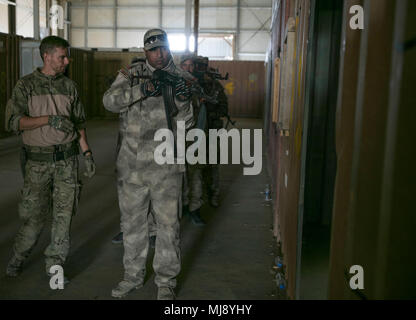 Le Sgt danois. 1re classe David observe les membres de la force de garde-frontières iraquiennes, affecté à la 1ère compagnie, 3e Bataillon, 4e Brigade, dans le prix d'une autorisation au camp Al Asad, l'Iraq, le 19 avril 2018. Le programme lors de l'amélioration de la capacité des partenaires nationaux comprend : le leadership, l'éthique et droit de la guerre et des instructions de formation. De plus, les recrues sont enseignées la navigation terrestre, la formation médicale de base, les compétences de l'infanterie et des petites unités tactiques. (U.S. Photo de l'armée par la CPS. Zakia gris) Banque D'Images