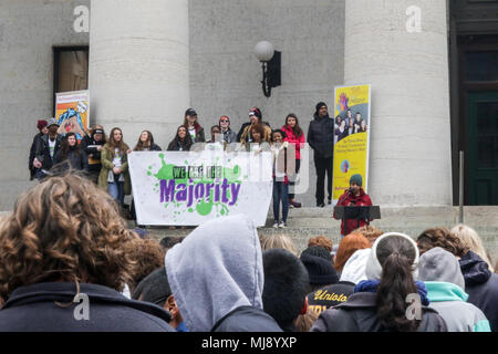 Plus de 2 000 participants se rassembleront sur les étapes de l'Ohio Statehouse pour le "nous sommes la majorité" le 19 avril 2018 rallye, à Columbus, Ohio. Leaders de la jeunesse autour de l'État ont défilé dans le centre-ville pendant le rallye, une collaboration de l'Alliance d'action de prévention de l'Ohio, la Garde nationale de l'Ohio et de commencer à parler !, de promouvoir une vie saine, mode de vie sans drogue. (Photo de la Garde nationale de l'Ohio par le sergent. Michael Carden) Banque D'Images